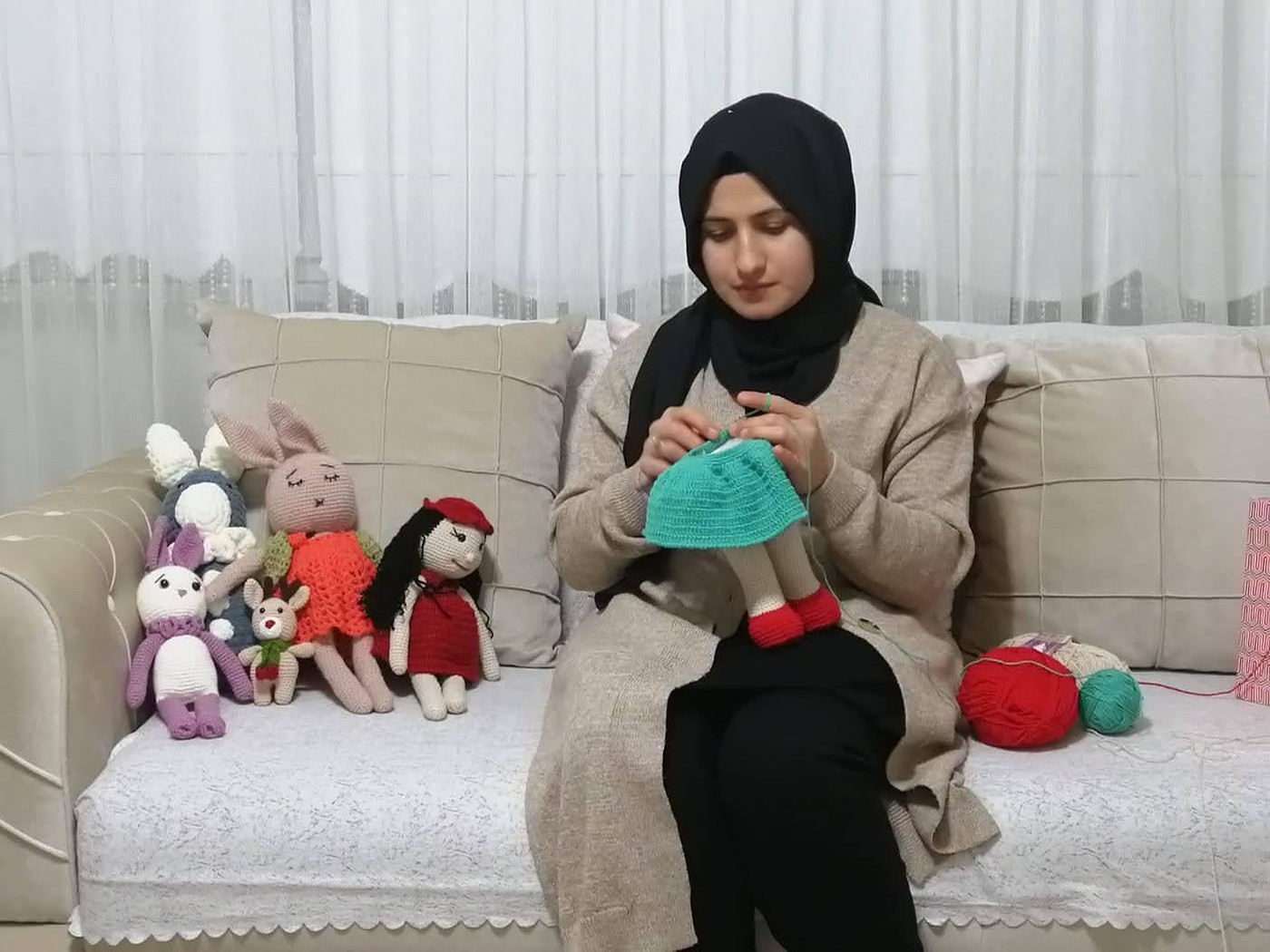 Amigurumi üretimi yapan kadın ve ürünleri